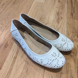 Woman's Baretraps white flats
